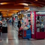 Tłoczny nowoczesny market ze sprzętem elektronicznym i kupującymi