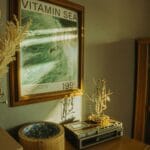 Słoneczny pokój boho z plakatem Vitamin Sea i dekoracjami retro