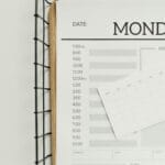 Widok z góry minimalistycznego planera dnia z nagłówkiem Monday