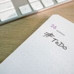 Zbliżenie na listę zadań obok klawiatury komputera na biurku