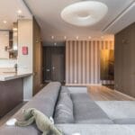 Przestronny minimalistyczny salon z otwartą kuchnią